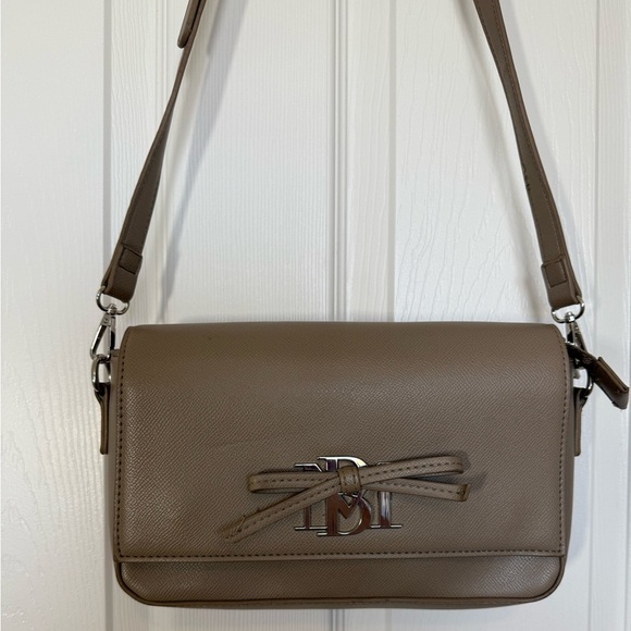 4/$20 Badgley Mischka NWOT cross body purse with logo bow detail - Picture 1 of 13